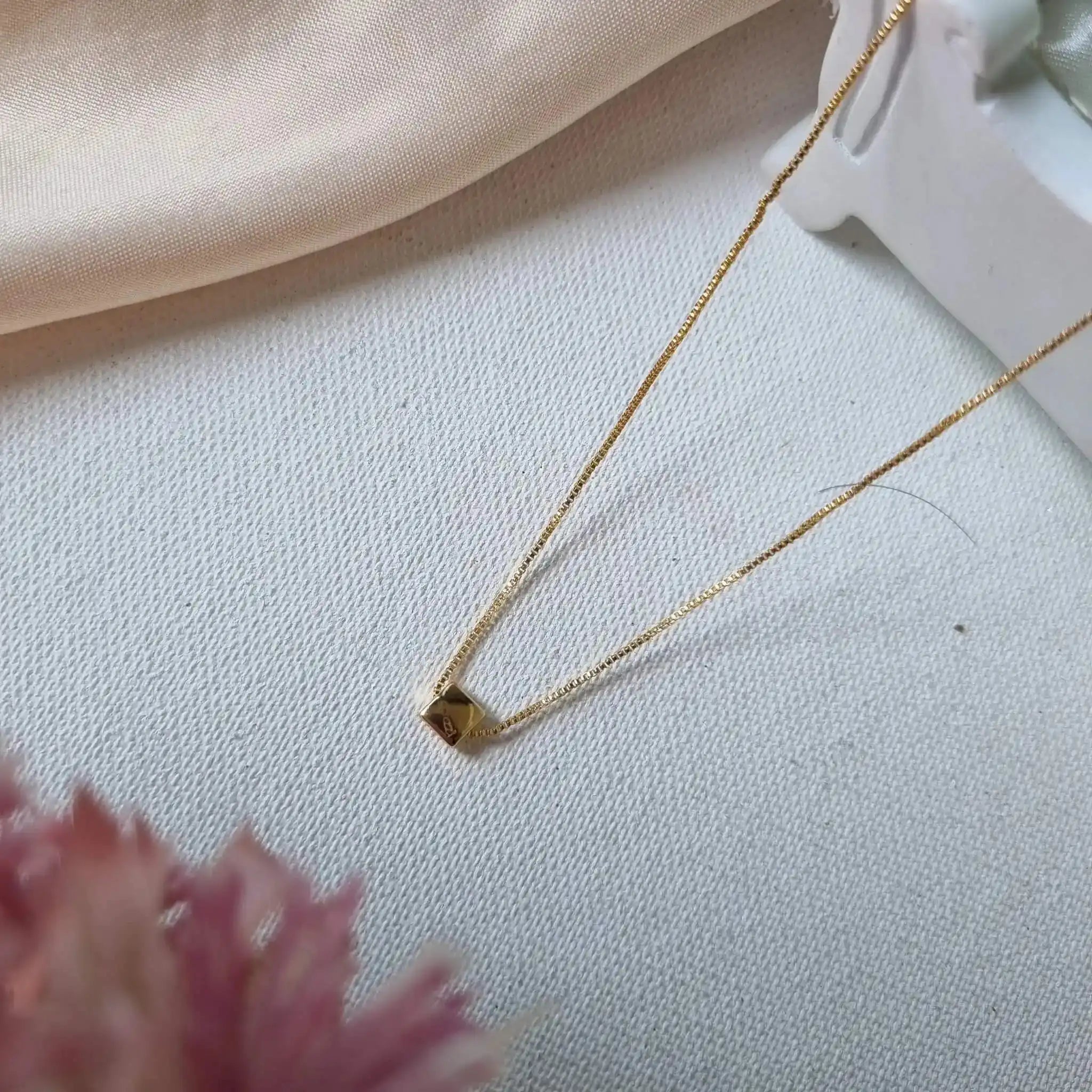 Minimalist Chain