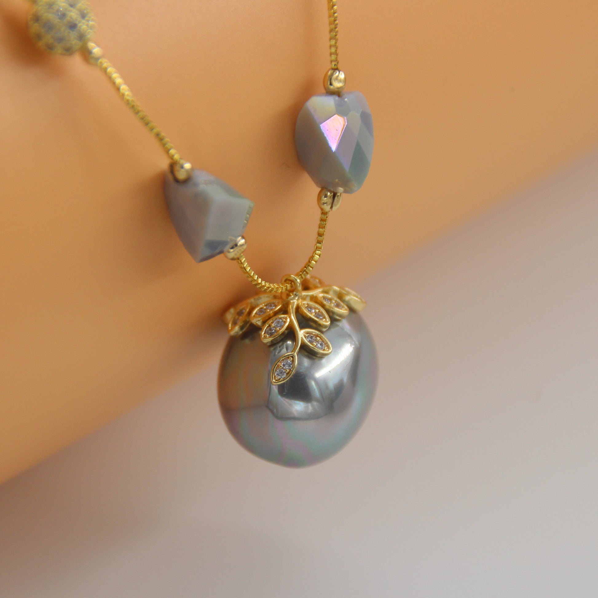 Shell Pearl Delight Dainty Necklace Gray